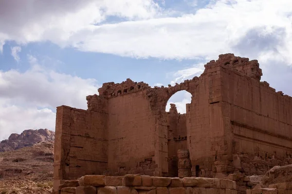Nízký Pohled Starobylé Budovy Jordánsku Petra — Stock fotografie