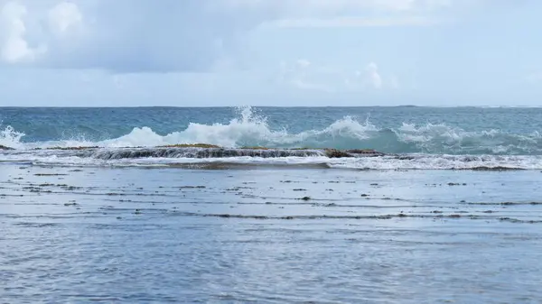 Een Prachtig Shot Van Blauwe Zee Golven Crashen Tegen Kust — Stockfoto