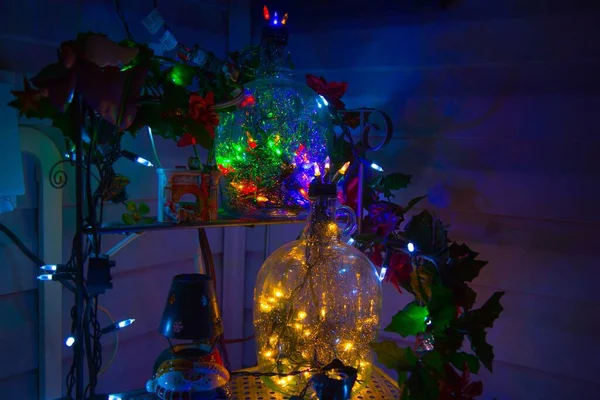 Πολύχρωμα Χριστουγεννιάτικα Στολίδια Και Φώτα Ένα Σκοτεινό Δωμάτιο — Φωτογραφία Αρχείου