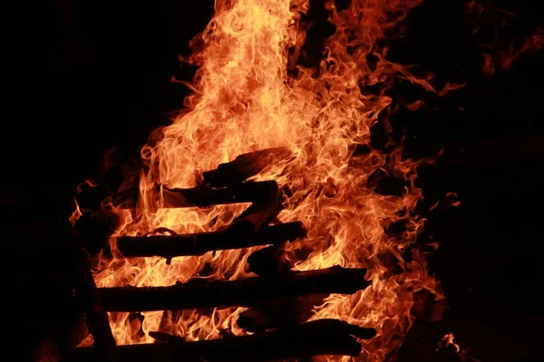 火堆木柴篝火的特写镜头 夜间相互交叉叠放在一起 — 图库照片