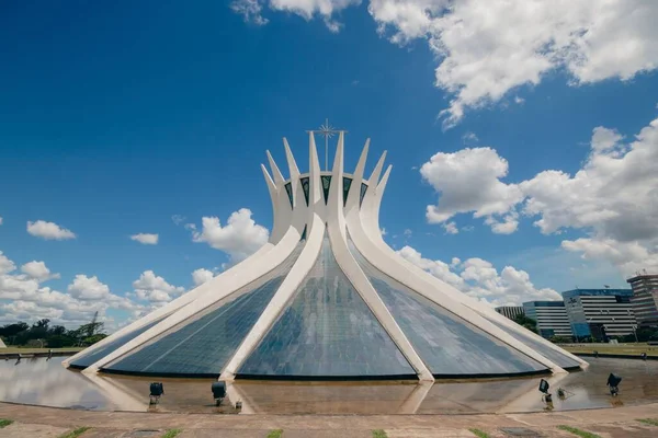Gevel Van Kathedraal Van Brasilia Tegen Een Blauwe Bewolkte Lucht — Stockfoto