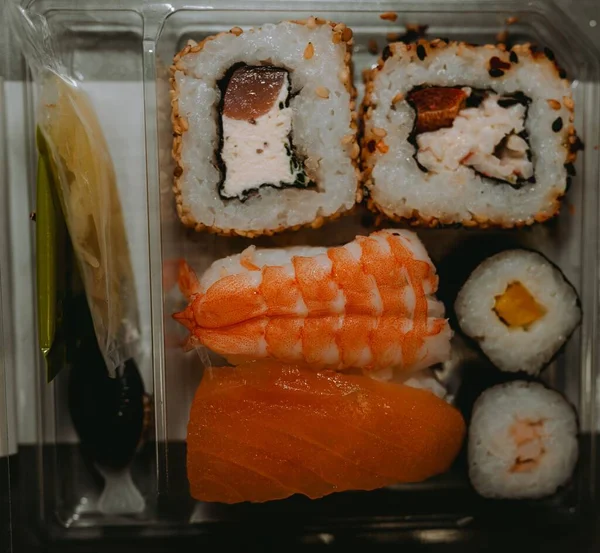 Recipiente Plástico Con Diferentes Tipos Sushi —  Fotos de Stock