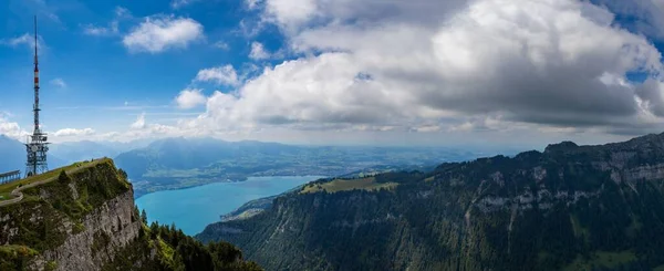 Una Panoramica Delle Montagne Con Abeti Vicino Lago Una Giornata — Foto Stock