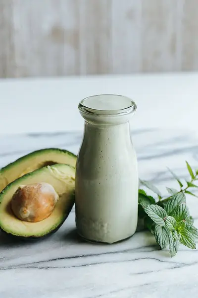 Eine Vertikale Aufnahme Von Grünem Smoothie Und Avocados Auf Weißem — Stockfoto