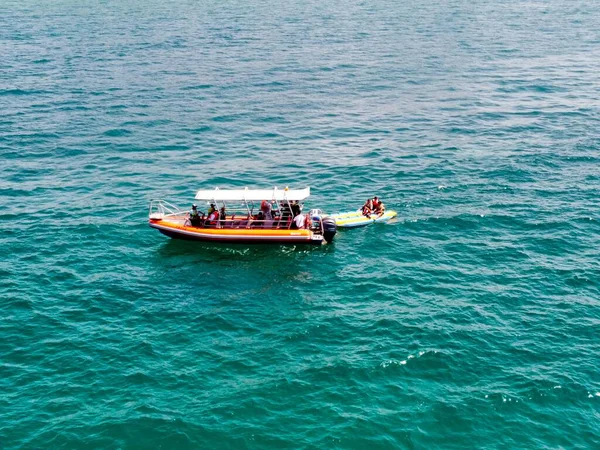 Uma Vista Superior Iate Pessoas Barco Banana Flutuando Mar Pela — Fotografia de Stock