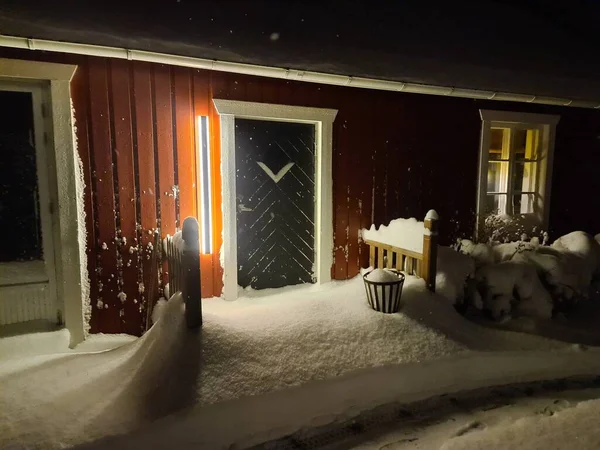 Una Fachada Una Casa Madera Con Entrada Cubierta Nieve Por — Foto de Stock