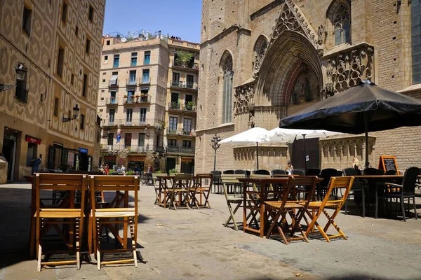 Порожнє Відкрите Кафе Дерев Яними Стільцями Столами Готичному Кварталі Барселони — стокове фото
