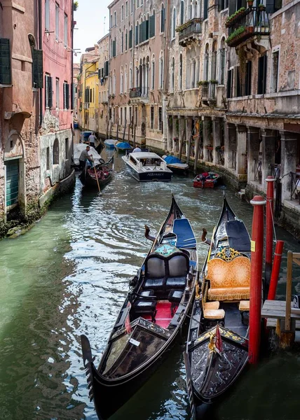 Eine Aufnahme Von Zwei Gondeln Auf Einem Kanal Venedig Italien — Stockfoto