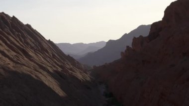 Fas 'taki Du Singe ve Dades Gorge Kanyonu' nun nefes kesici insansız hava aracı görüntüleri.