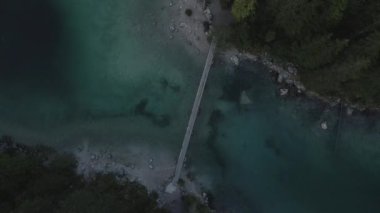 Almanya 'nın Bavyera kentindeki Eibsee Gölü üzerindeki uzun bir köprü otoyolunun havadan görünüşü