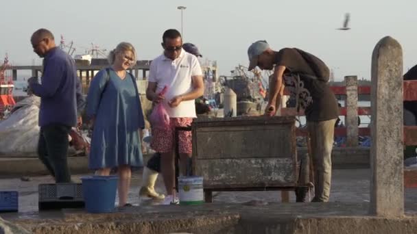 Touristen Kaufen Fisch Bei Einem Straßenhändler Essaouira Medina — Stockvideo