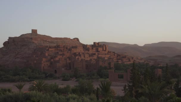 摩洛哥Ait Benhaddou夜晚阳光下的旧楼景观 — 图库视频影像