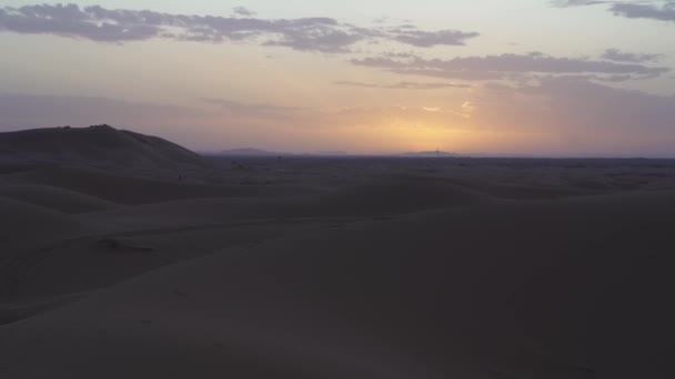 Una Grabación Aviones Tripulados Del Hermoso Cielo Atardecer Sobre Desierto — Vídeos de Stock