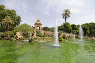 Parc de la Ciutadella 'nın güneşli bir günde Barcelona, İspanya' daki çeşmeleriyle güzel bir manzarası.