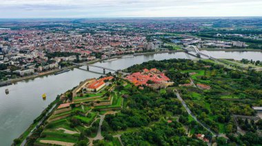 Sırbistan 'ın Petrovaradin kentinin güzel manzarasına manzaralı bir kuş bakışı