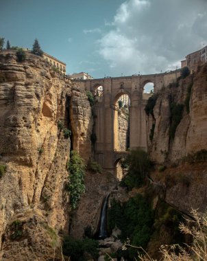 Arka planda binalar olan bir kanyonun üzerindeki köprü.