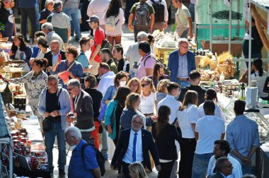 Dora Park 'taki Yavaş Yemek Organizasyonu' nun Terra Madre Uluslararası Yemek Fuarı 'nın yeni sayısı.