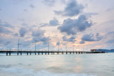 Manzaralı günbatımında dondurulmuş güzel bir deniz manzarası.