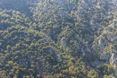 Katalina, Cantabria, İspanya 'daki kayalık dağların nefes kesici manzarası