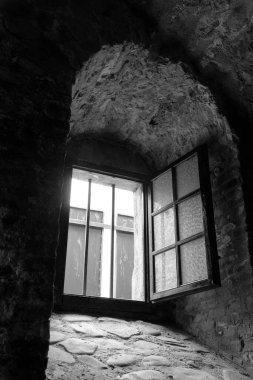 Gri tonlu bir kale penceresi görüntüsü.