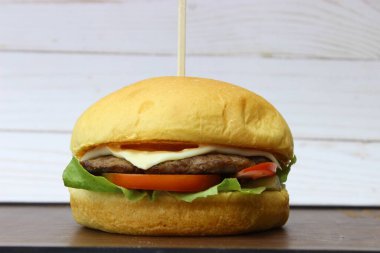 Lezzetli bir biftekli sandviçin yakın çekimi.