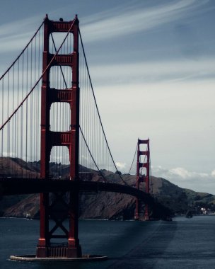 San Francisco, Kaliforniya 'da gri bulutlu gökyüzü ile su üzerinde Golden Gate Köprüsü