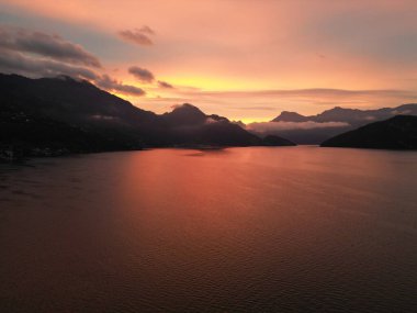 İsviçre 'de Lucerne Gölü' nde güzel bir gün batımı.