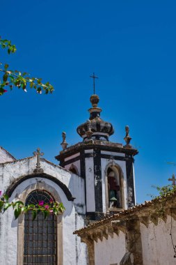 Portekiz 'in Obidos şehrinde eski, beyaz bir kilise.