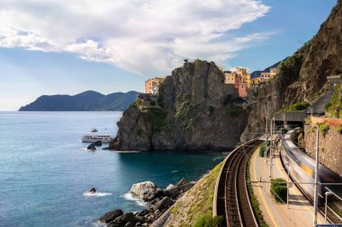 Corniglia, Cinque Terre, İtalya 'daki kıyı demiryolu ve adanın doğal manzarası