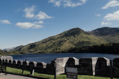 Güneşli bir günde mavi gökyüzünün altındaki Connemara Ulusal Parkı 'ndaki Kylemore Lough Gölü.