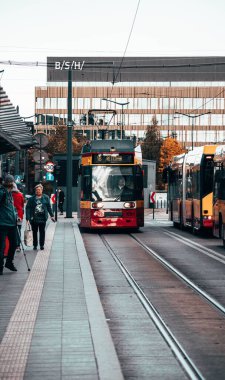 Lodz 'da bir tramvay, Fabryczna Tren İstasyonu' nun yanında yürüyen insanlarla dolu.