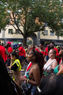 İngiltere, Londra 'da Notting Hill Karnavalı 2022' ye katılan bir grup insan.