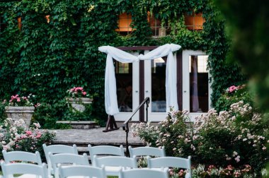 Cam kapıların önünde bir sunak ve düğün töreni için bir sıra sandalye.