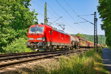 Gündüz vakti bir yük treniyle modern bir lokomotifin güzel manzarası.