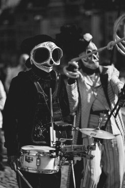 Belçika 'nın Liege kentinde düzenlenen Wallonie bağımsızlık festivali sırasında dikey gri tonda bir çekim