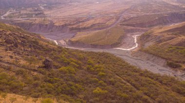 Arjantin 'in Jujuy bölgesindeki vadide dar bir dere manzarası.
