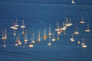 Portsmouth 'ta suyun üzerindeki teknelerin hava görüntüsü.