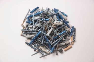 Beyaz bir arka planda bir grup vida yakın plan