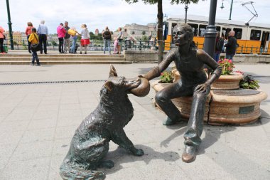 Budapeşte 'de heykeltıraş Raffay David' in köpeğiyle oynayan bir kızın bronz heykeli.