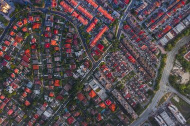 Petaling Jaya şehrinin çatılarının havadan görünüşü.