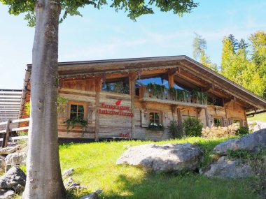 Feuriger Tatzelwurm yazan bir Alp ahşap restoranına yakın plan.