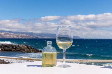 Tenerife 'deki Socorro en Guimar plajında bir bardak şarap.