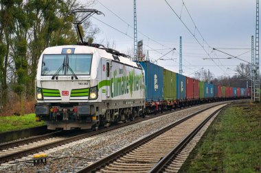 DB Kargo 'dan Siemens Vectron Marquardt' tan bir yük treni çekiyor.