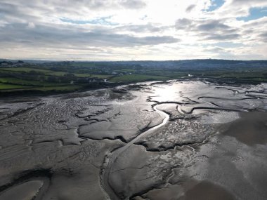 Appledore köyü, Kuzey Devon, İngiltere 'deki sığ bir nehrin insansız hava aracı görüntüsü.