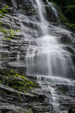 Gürcistan 'da bir şelalenin gün içindeki dikey görüntüsü.