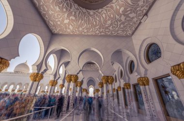 Abu Dabi, BAE 'deki Şeyh Zayed Büyük Camii' nin güzel bir fotoğrafı.