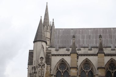 Bulutlu bir gökyüzünün altında İngiltere, Londra 'daki Westminster Manastırı' nın güzel bir manzarası.