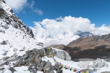 Himalaya manzarasında karla kaplı güzel bir yürüyüş.
