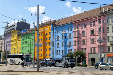 Avusturya, Viyana 'da güneşli bir havada sokaktaki renkli yapı taşlarının dış görünüşü