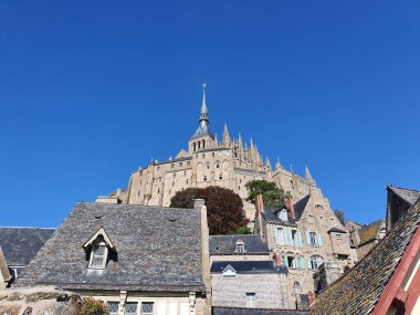 Mont-Saint-Michel manzarası. Fransa 'nın Normandiya kentinde gelgit adası ve anakara komünü.